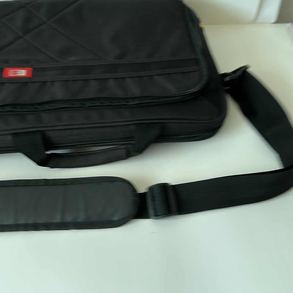 Laptop Case Logic Stylish Black Bag with Shoulder Strap - Picture 15 of 17